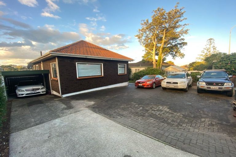 Photo of property in 43 Onewa Road, Northcote, Auckland, 0627