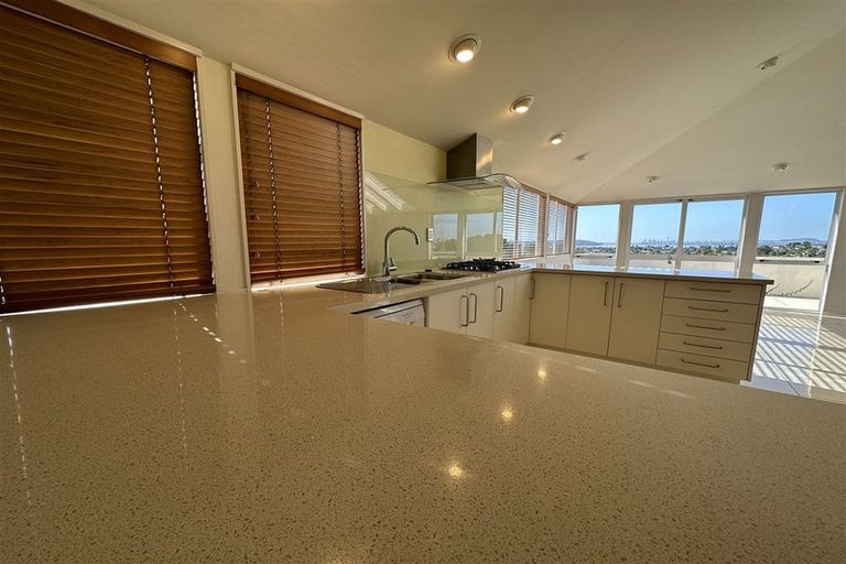 Photo of property in 2/23 Bernleigh Terrace, West Harbour, Auckland, 0618