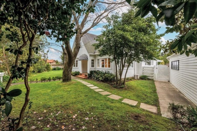 Photo of property in 6 Montgomery Terrace, Hokowhitu, Palmerston North, 4410