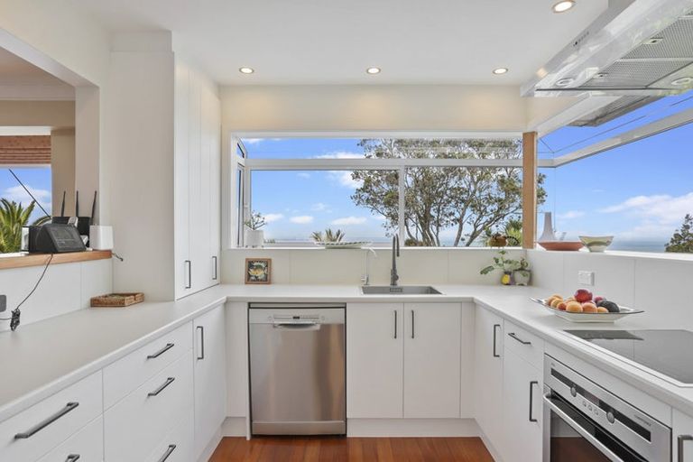 Photo of property in 98 Takahe Road, Titirangi, Auckland, 0604