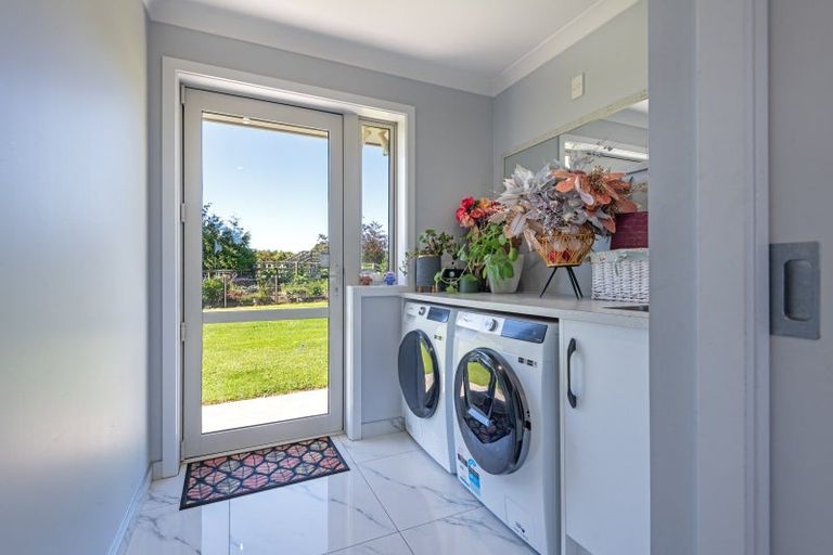 Photo of property in 2 Tutakarae Road, Kelvin Grove, Palmerston North, 4470