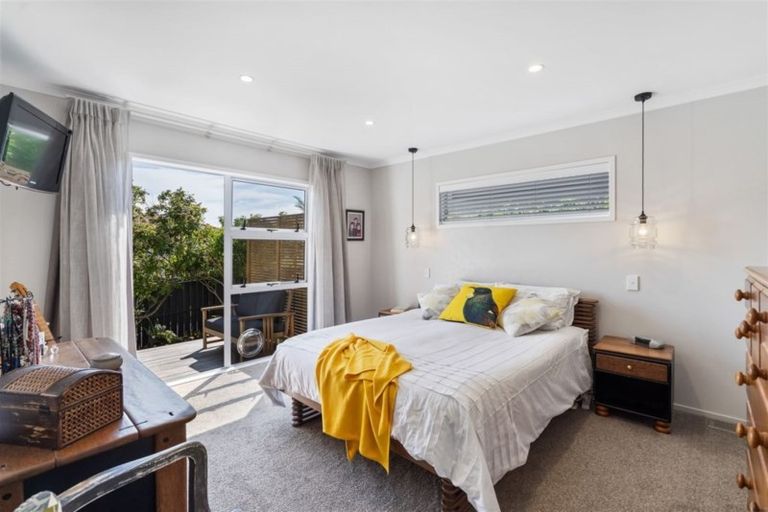 Photo of property in 2/9 Folkestone Street, Murrays Bay, Auckland, 0630