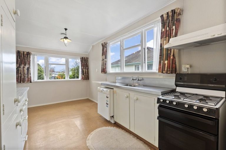 Photo of property in 27 Ashford Avenue, Hokowhitu, Palmerston North, 4410