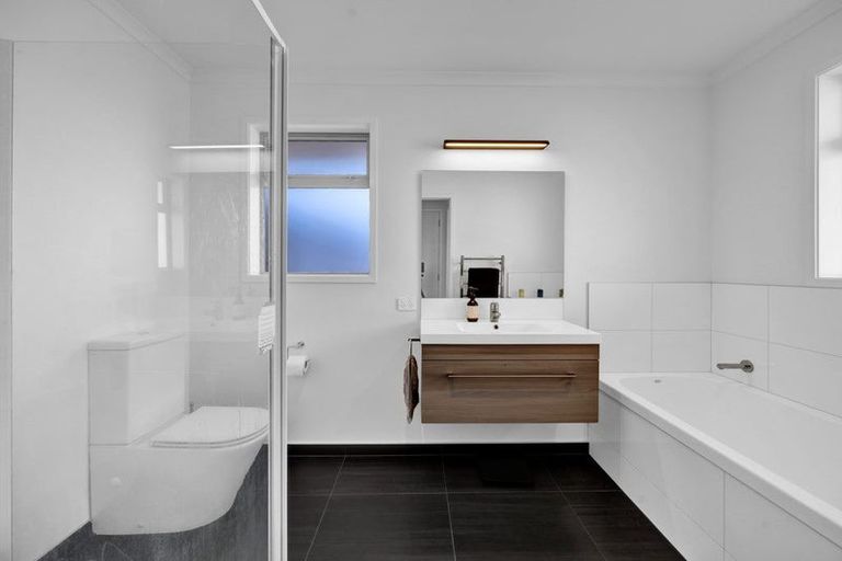 Photo of property in 2 Wakefield Street, Welbourn, New Plymouth, 4310