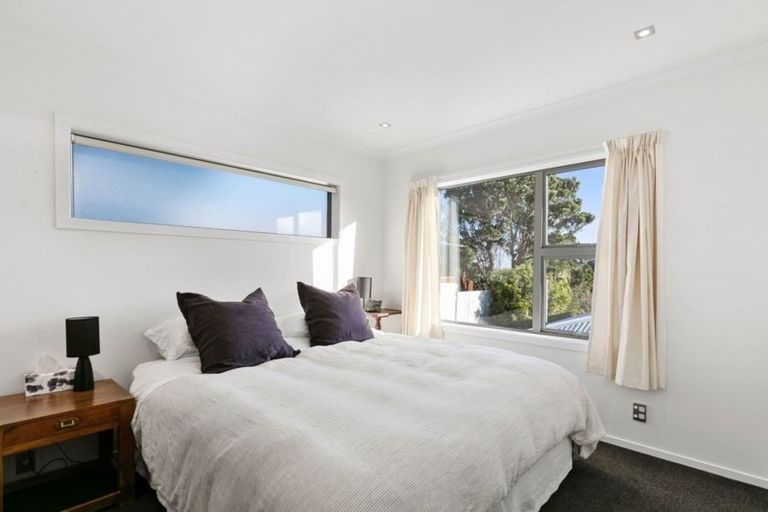 Photo of property in 19b Miles Crescent, Newlands, Wellington, 6037