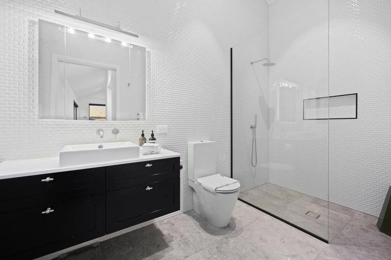 Photo of property in 24 Seacliffe Avenue, Belmont, Auckland, 0622