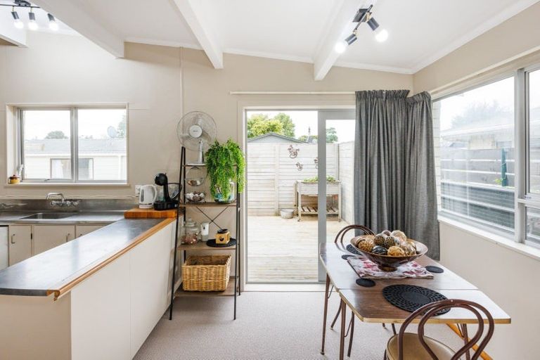 Photo of property in 17 Pinedale Parade, Milson, Palmerston North, 4414