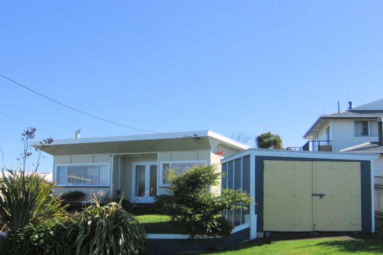 Photo of property in 17 Andresen Street, Foxton Beach, Foxton, 4815