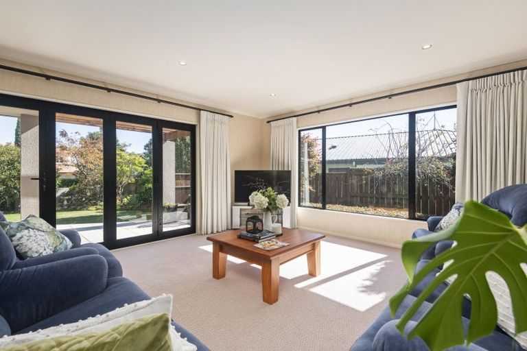 Photo of property in 8 La Lena Grove, Fitzherbert, Palmerston North, 4410
