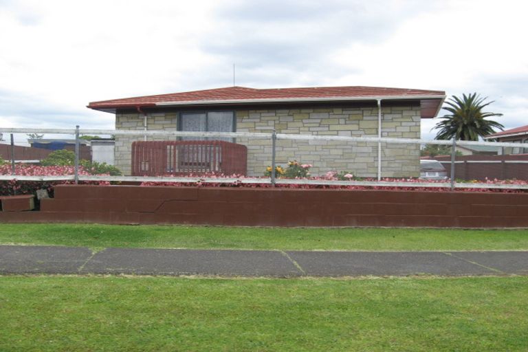 Photo of property in 6 Windrush Close, Mangere, Auckland, 2022