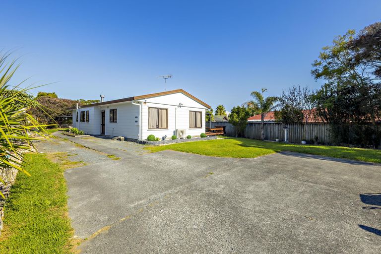 Photo of property in 12 Rosemead Place, Randwick Park, Auckland, 2105