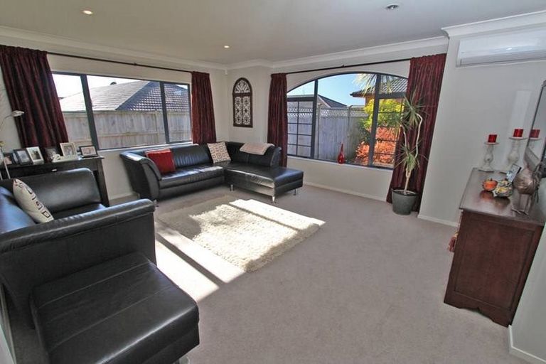 Photo of property in 12 Bellshill Close, Wattle Downs, Auckland, 2103