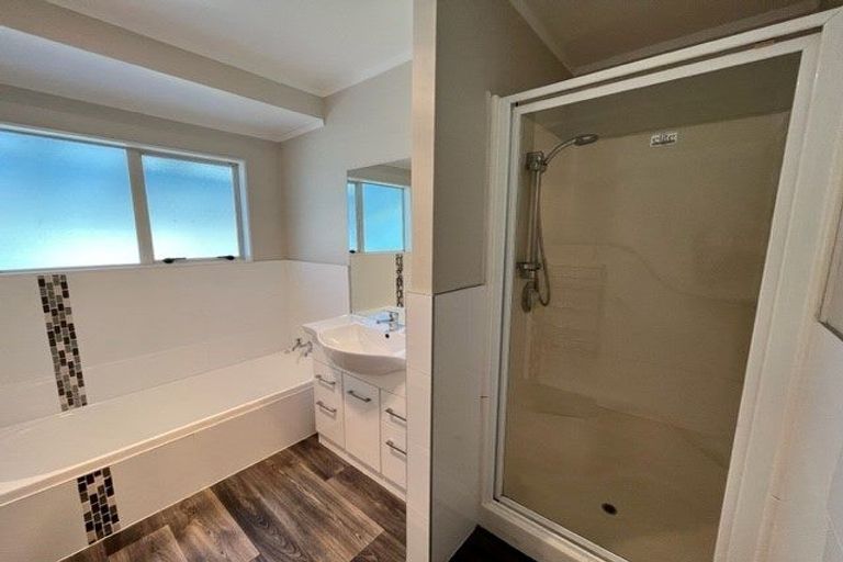 Photo of property in 109a Gossamer Drive, Pakuranga Heights, Auckland, 2010