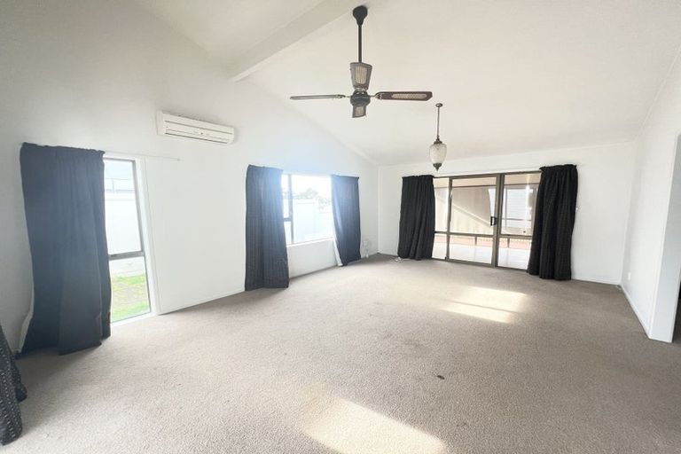 Photo of property in 124 Carnoustie Drive, Wattle Downs, Auckland, 2103