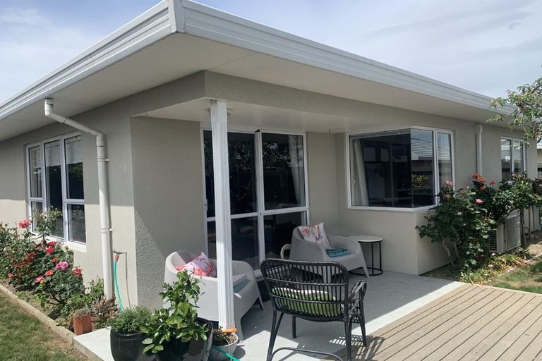 Photo of property in 11 Honeysuckle Place, Northcote, Christchurch, 8052