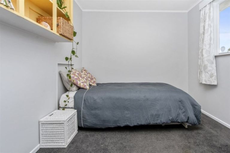 Photo of property in 24 Sylvan Crescent, Te Atatu South, Auckland, 0610