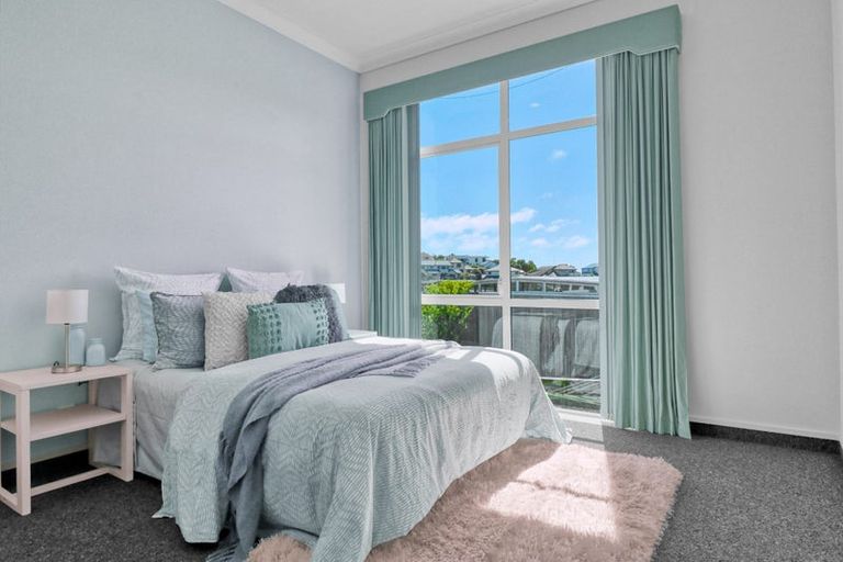 Photo of property in 39 Lanyon Place, Whitby, Porirua, 5024