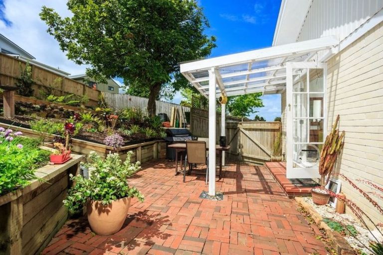 Photo of property in 2/28 Sovereign Place, Glenfield, Auckland, 0629