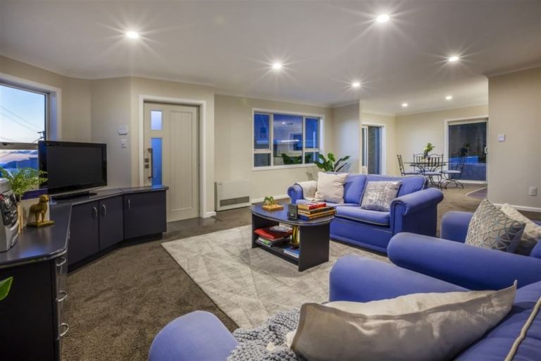 Photo of property in 68a Kahu Road, Paremata, Porirua, 5024