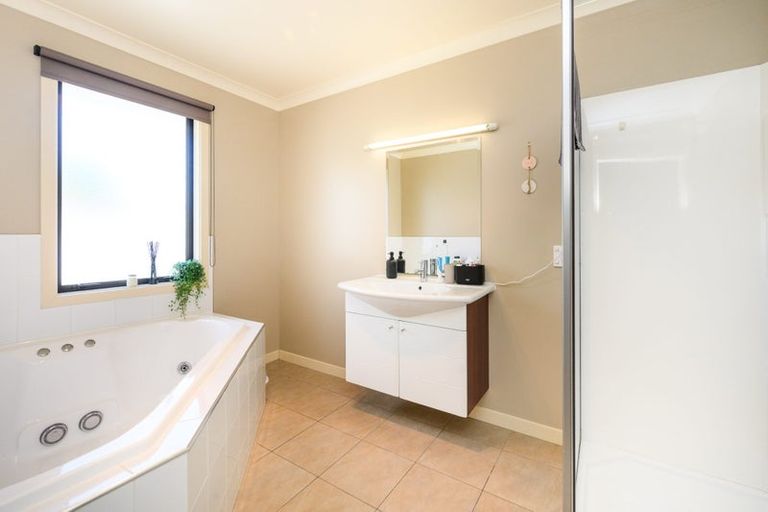 Photo of property in 19 Johnstone Drive, Fitzherbert, Palmerston North, 4410