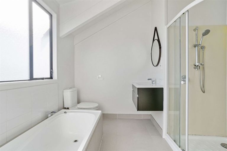 Photo of property in 2/10 Helicon Place, Totara Vale, Auckland, 0629