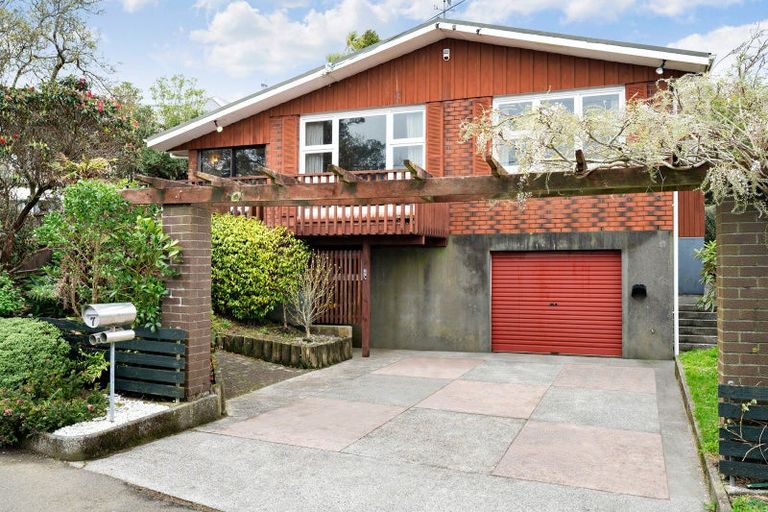 Photo of property in 7 Turville Crescent, Newlands, Wellington, 6037