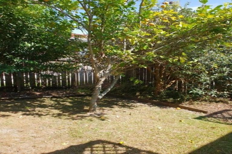 Photo of property in 2/9 Lex Avenue, Green Bay, Auckland, 0604