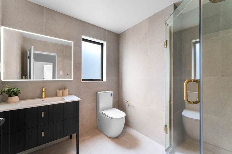 Photo of property in 78a Seaview Road, Glenfield, Auckland, 0629