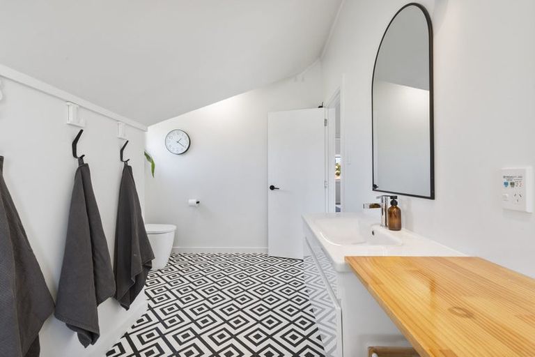 Photo of property in 17 Phoenix Avenue, Hokowhitu, Palmerston North, 4410