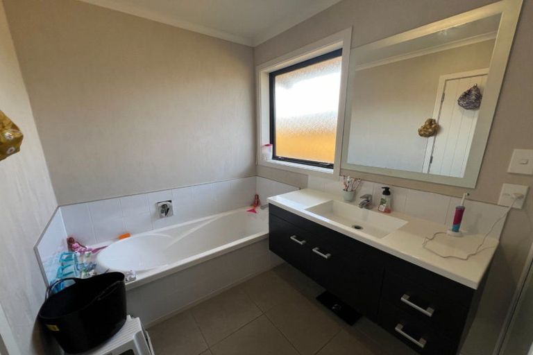 Photo of property in 3 Medallion Court, Kelvin Grove, Palmerston North, 4414