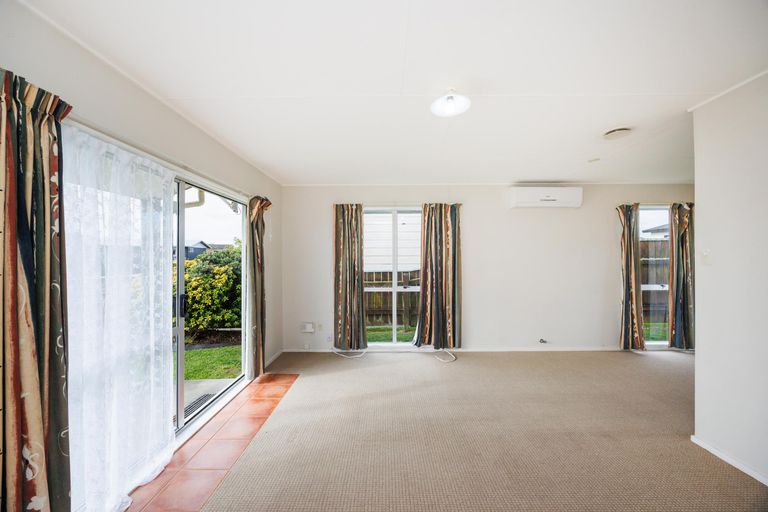 Photo of property in 15 Leander Place, Milson, Palmerston North, 4414