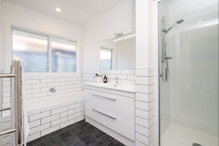 Photo of property in 2 Woodford Heights, Havelock North, 4130