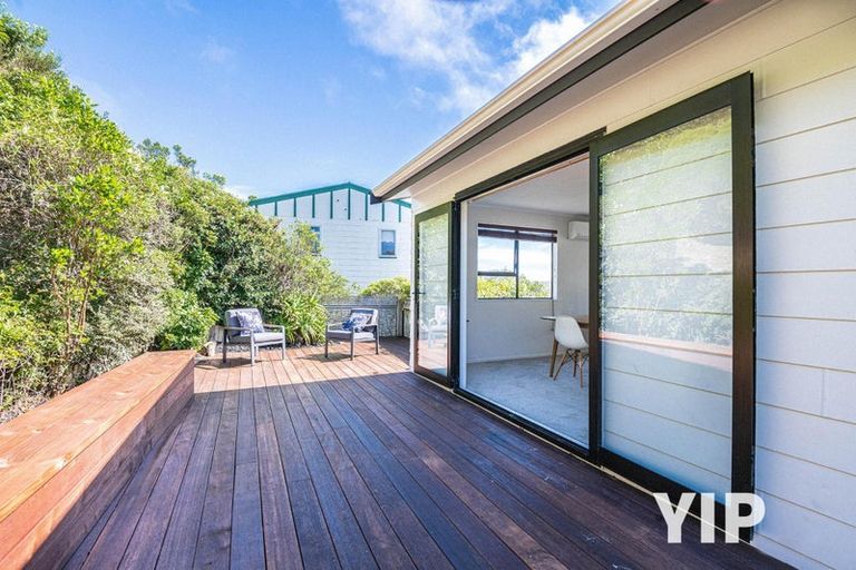 Photo of property in 44 Colchester Crescent, Newlands, Wellington, 6037