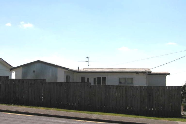 Photo of property in 1/119 Carlisle Road, Northcross, Auckland, 0632
