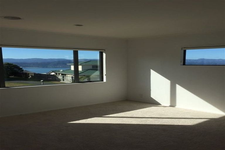 Photo of property in 73 Dress Circle, Newlands, Wellington, 6037