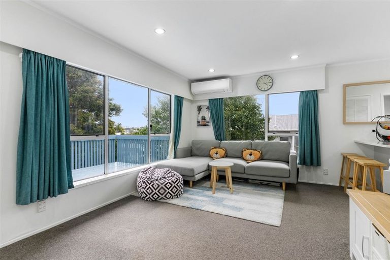 Photo of property in 2/8 Tusac Place, Totara Vale, Auckland, 0627