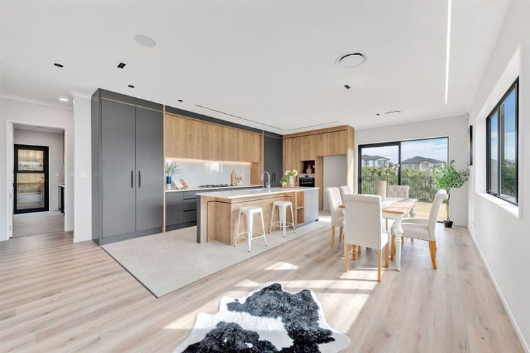 Photo of property in 30 Ballyalton Crescent, Flat Bush, Auckland, 2019