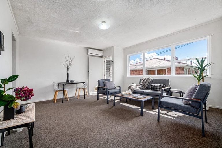 Photo of property in 2/219 Swanson Road, Henderson, Auckland, 0610