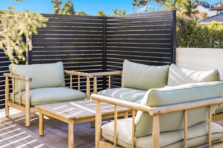 Photo of property in 1/150 East Coast Road, Forrest Hill, Auckland, 0620