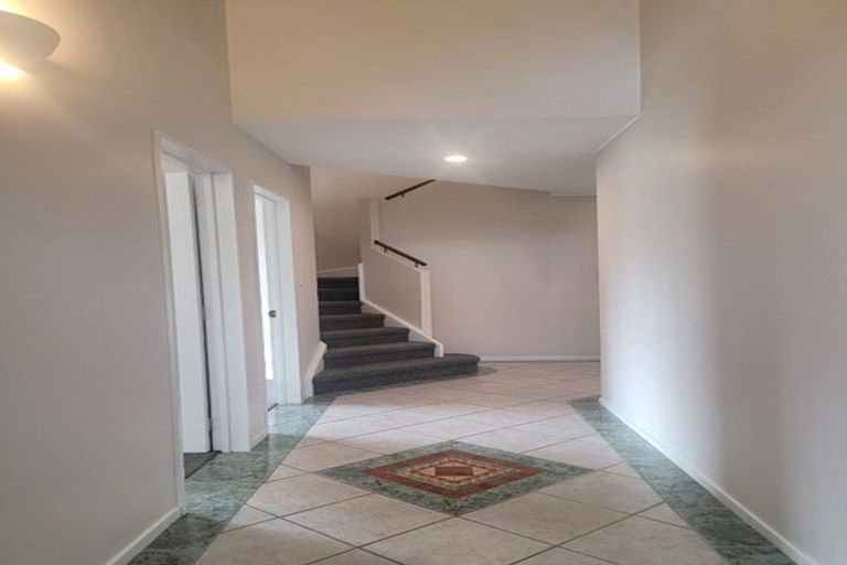 Photo of property in 1/19 Goldfinch Rise, Unsworth Heights, Auckland, 0632