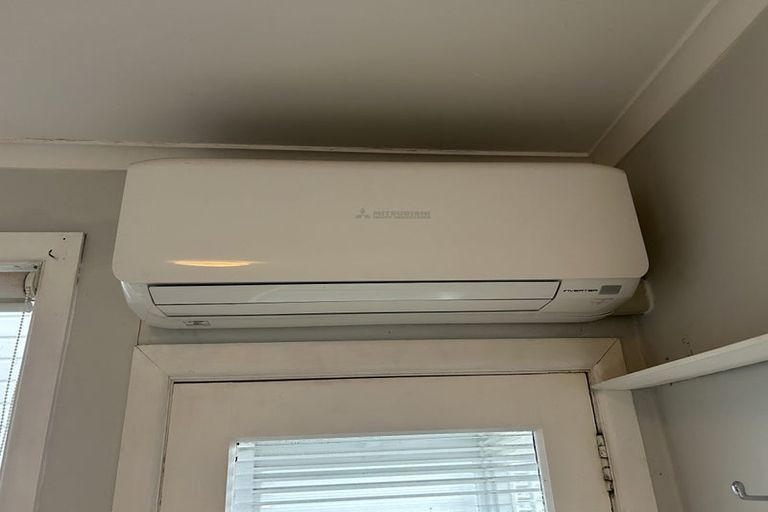 Photo of property in 10 Oriental Terrace, Mount Victoria, Wellington, 6011