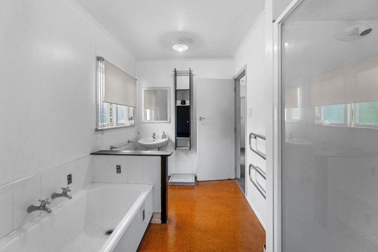 Photo of property in 1/5 Camelot Place, Glenfield, Auckland, 0629