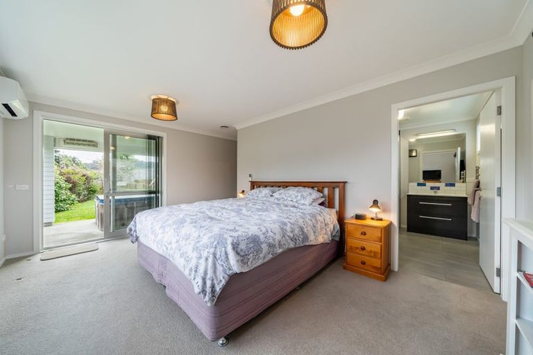 Photo of property in 21 Flotilla Place, Whitby, Porirua, 5024