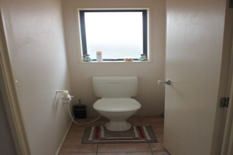 Photo of property in 102 Kingdale Road, Henderson, Auckland, 0610