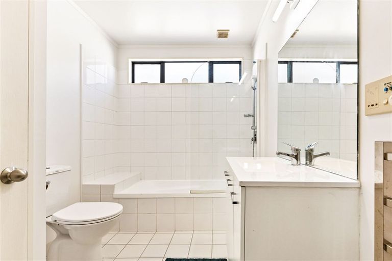 Photo of property in 22 Albizia Avenue, Henderson, Auckland, 0612