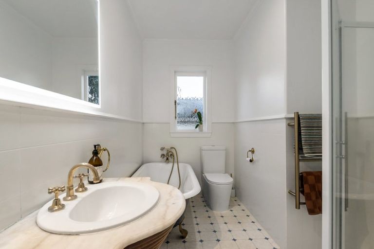 Photo of property in 1/157 Glenfield Road, Hillcrest, Auckland, 0626