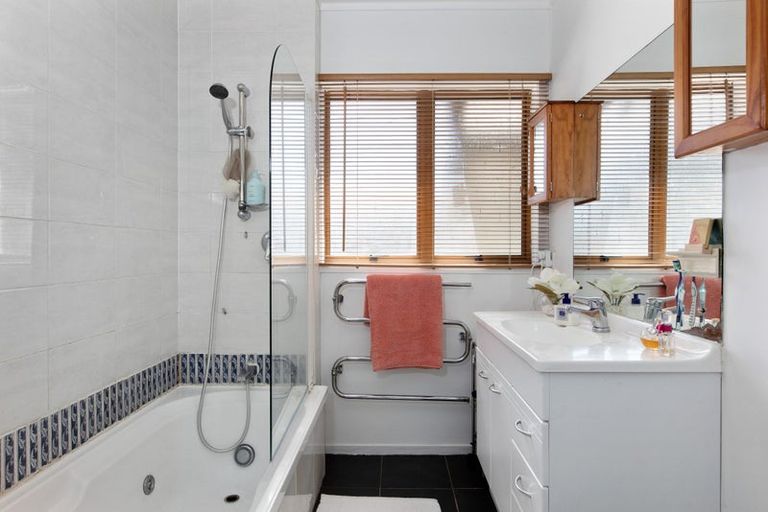 Photo of property in 2/807 East Coast Road, Northcross, Auckland, 0630