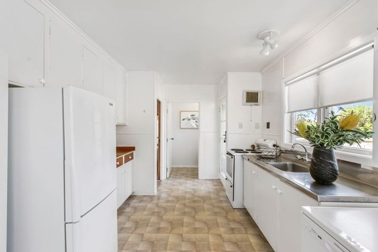 Photo of property in 16 Bedford Street, Te Atatu South, Auckland, 0610