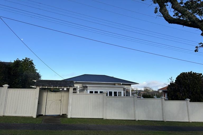 Photo of property in 1/12 Northumberland Avenue, Belmont, Auckland, 0622