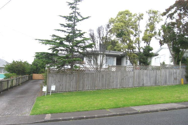 Photo of property in 1/8 Raeben Avenue, Hillcrest, Auckland, 0627